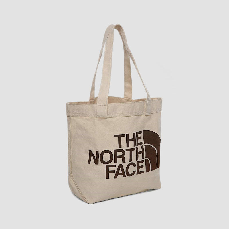 <h2>The North Face Cotton Tote Bag – Blanca</h2>
<p>La <strong>Cotton Tote Bag</strong> de The North Face es una bolsa sencilla, ligera y sostenible, confeccionada en <strong>100% algodón</strong>. Ideal para el día a día, ofrece una solución ecol
