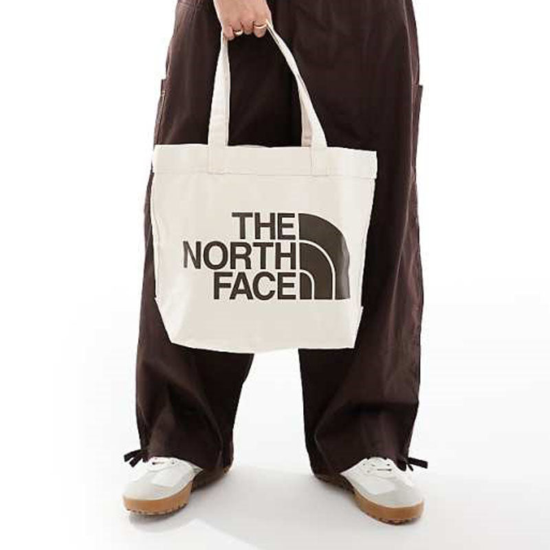 <h2>The North Face Cotton Tote Bag – Blanca</h2>
<p>La <strong>Cotton Tote Bag</strong> de The North Face es una bolsa sencilla, ligera y sostenible, confeccionada en <strong>100% algodón</strong>. Ideal para el día a día, ofrece una solución ecol