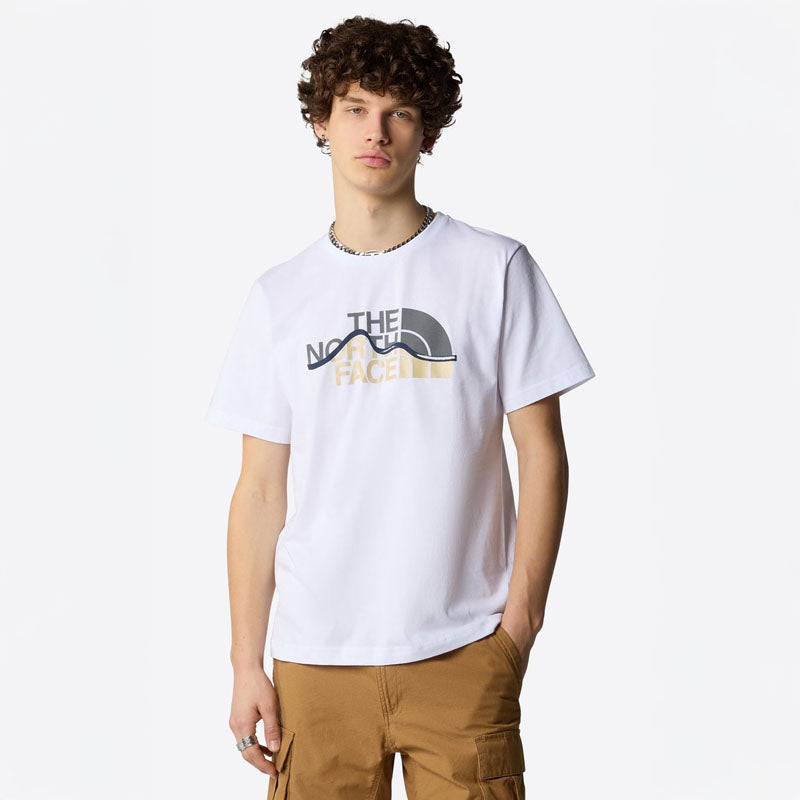 <h2>Camiseta The North Face Mountain Line Tee – Estilo alpino y comodidad</h2>
<p>Inspirada en la pasión por la montaña, la <strong>Mountain Line Tee</strong> de <strong>The North Face</strong> es una camiseta de manga corta para hombre que combina u