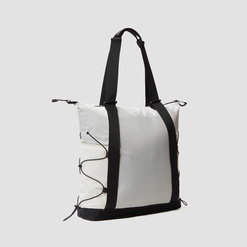 <h2>The North Face Borealis Tote Bag 22L – Gardenia White</h2>
<p>El bolso <strong>Borealis Tote 22L</strong> de The North Face está diseñado para quienes necesitan organización, sostenibilidad y resistencia en su día a día. Inspirado en la mochi