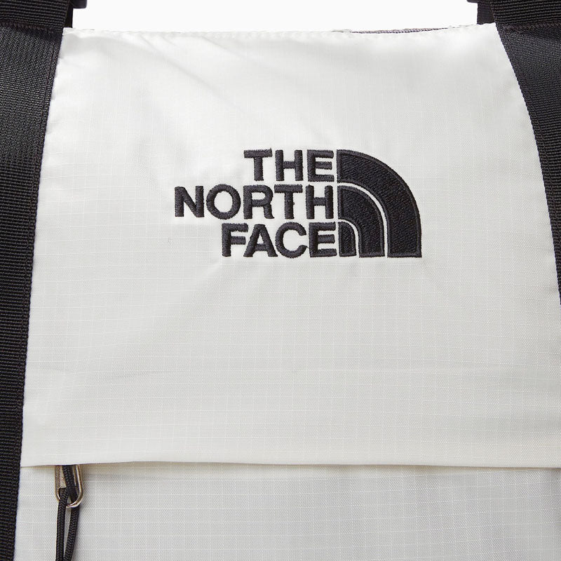<h2>The North Face Borealis Tote Bag 22L – Gardenia White</h2>
<p>El bolso <strong>Borealis Tote 22L</strong> de The North Face está diseñado para quienes necesitan organización, sostenibilidad y resistencia en su día a día. Inspirado en la mochi