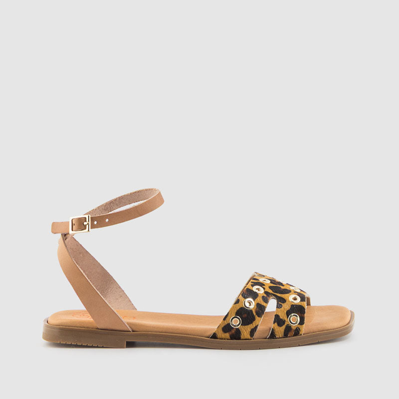 SANDALIA OJETES PIEL LEOPARDO