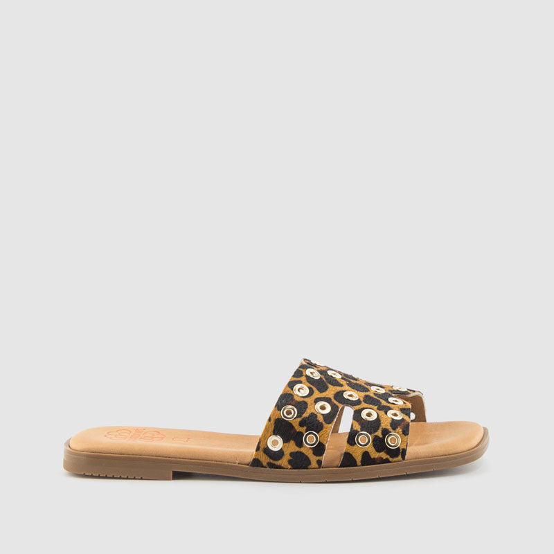 SANDALIA OJETES PIEL LEOPARDO