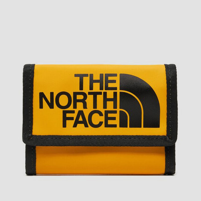 <h2>The North Face Base Camp Wallet – Compacta y funcional</h2>

<p>La <strong>Base Camp Wallet</strong> de The North Face es una cartera técnica y compacta pensada para acompañarte todos los días. Su diseño minimalista incluye compartimentos estra