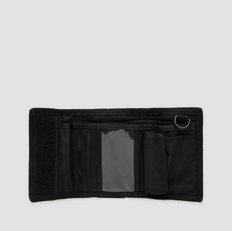 <h2>The North Face Base Camp Wallet – Compacta y funcional</h2>

<p>La <strong>Base Camp Wallet</strong> de The North Face es una cartera técnica y compacta pensada para acompañarte todos los días. Su diseño minimalista incluye compartimentos estra