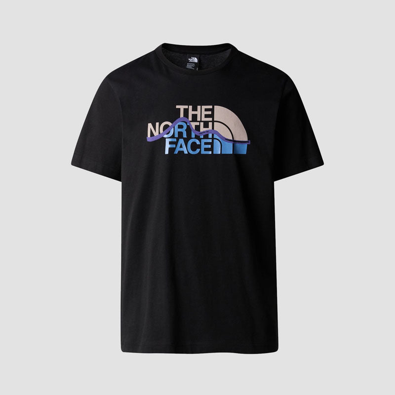 <h2>Camiseta The North Face Mountain Line Tee – Estilo de montaña y confort</h2>
<p>La <strong>Mountain Line Tee</strong> para hombre de <strong>The North Face</strong> destaca por su diseño inspirado en los paisajes montañosos, ideal para quienes b