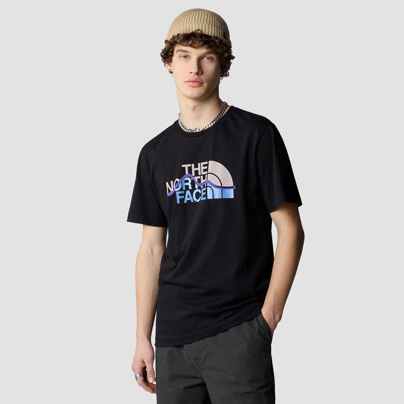 <h2>Camiseta The North Face Mountain Line Tee – Estilo de montaña y confort</h2>
<p>La <strong>Mountain Line Tee</strong> para hombre de <strong>The North Face</strong> destaca por su diseño inspirado en los paisajes montañosos, ideal para quienes b