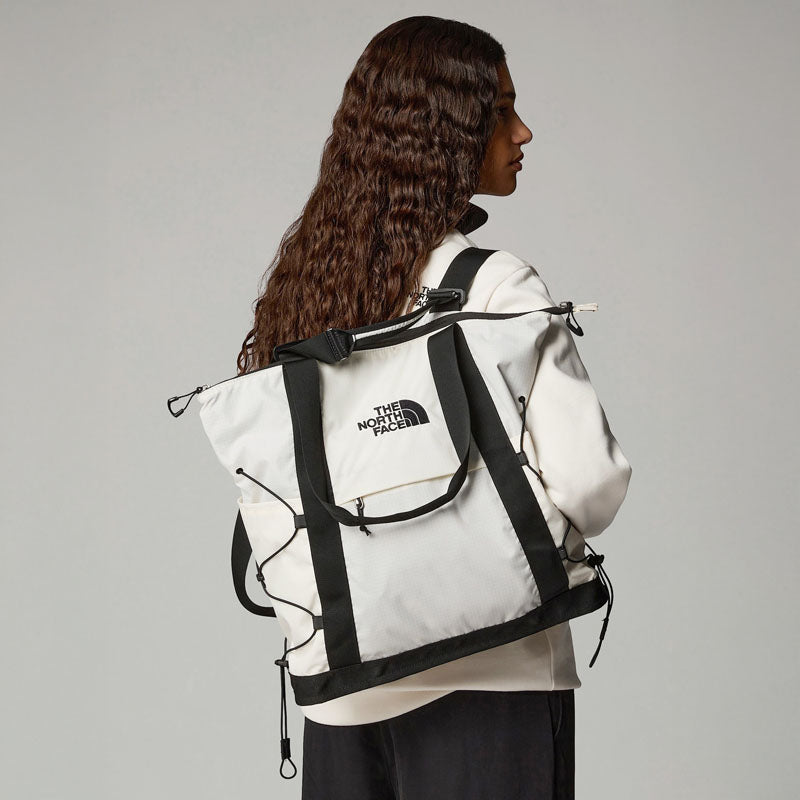 <h2>The North Face Borealis Tote Bag 22L – Gardenia White</h2>

<p>El bolso <strong>Borealis Tote 22L</strong> de The North Face está diseñado para quienes necesitan organización, sostenibilidad y resistencia en su día a día. Inspirado en la mochi
