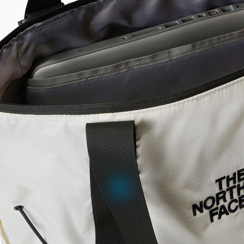 <h2>The North Face Borealis Tote Bag 22L – Gardenia White</h2>

<p>El bolso <strong>Borealis Tote 22L</strong> de The North Face está diseñado para quienes necesitan organización, sostenibilidad y resistencia en su día a día. Inspirado en la mochi