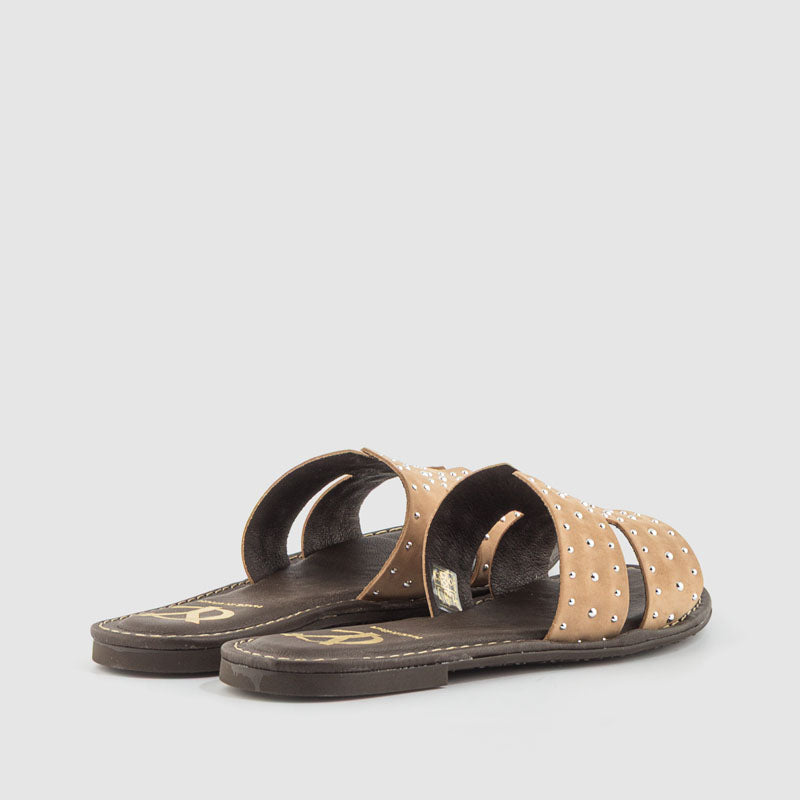 Sandalia plana microtachas nobuck taupe