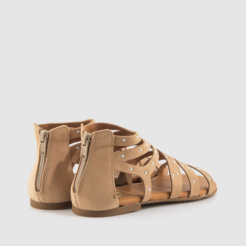 Sandalia plana tachas nobuck beig