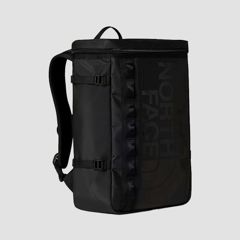 <h2>Mochila The North Face Base Camp Fuse Box – 30L</h2>
<p>La <strong>Base Camp Fuse Box</strong> de <strong>The North Face</strong> es una mochila urbana resistente, inspirada en el legado alpino de la marca. Con su diseño rectangular y estructura f