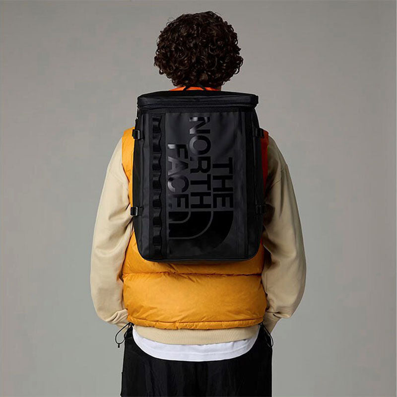 <h2>Mochila The North Face Base Camp Fuse Box – 30L</h2>
<p>La <strong>Base Camp Fuse Box</strong> de <strong>The North Face</strong> es una mochila urbana resistente, inspirada en el legado alpino de la marca. Con su diseño rectangular y estructura f