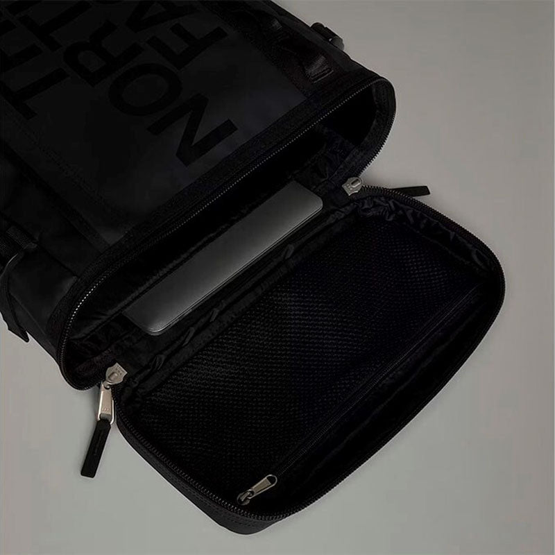 <h2>Mochila The North Face Base Camp Fuse Box – 30L</h2>
<p>La <strong>Base Camp Fuse Box</strong> de <strong>The North Face</strong> es una mochila urbana resistente, inspirada en el legado alpino de la marca. Con su diseño rectangular y estructura f