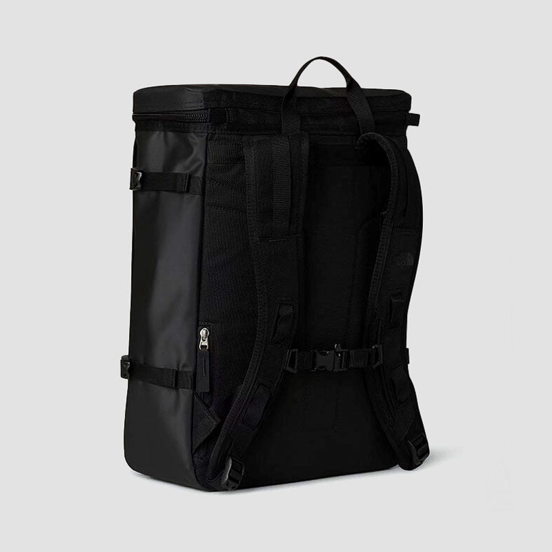 <h2>Mochila The North Face Base Camp Fuse Box – 30L</h2>
<p>La <strong>Base Camp Fuse Box</strong> de <strong>The North Face</strong> es una mochila urbana resistente, inspirada en el legado alpino de la marca. Con su diseño rectangular y estructura f