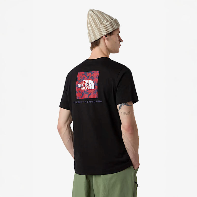 <h2>Camiseta The North Face Box Tee – Estilo clásico, comodidad diaria</h2>
<p>La <strong>Box Tee</strong> de <strong>The North Face</strong> en color <em>Etnosphere Black</em> es una camiseta de algodón suave y duradero con un diseño minimalista y